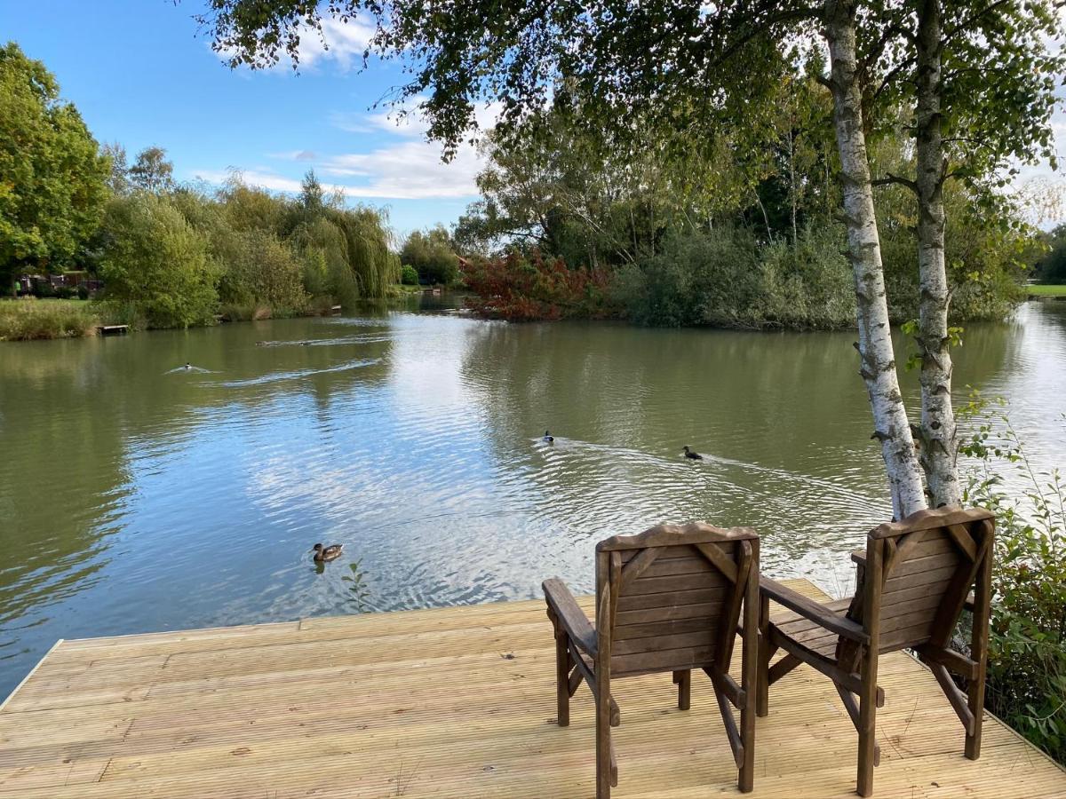 Widgeon Lakeside Cabin: Bespoke Retreat with Hot Tub and Private Fishing Tattershall Exterior photo